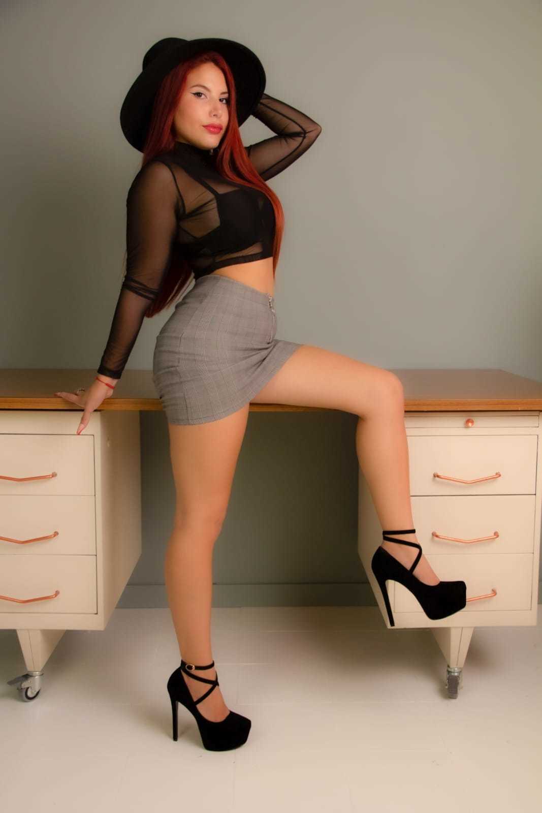 Señorita de compañía  pelirroja para masajes relajantes en Bcn, tacones negros, Ailen.