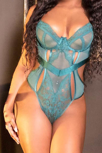 Une superbe mulâtresse en lingerie bleu marine avec des cheveux bouclés à La Suite Barcelona